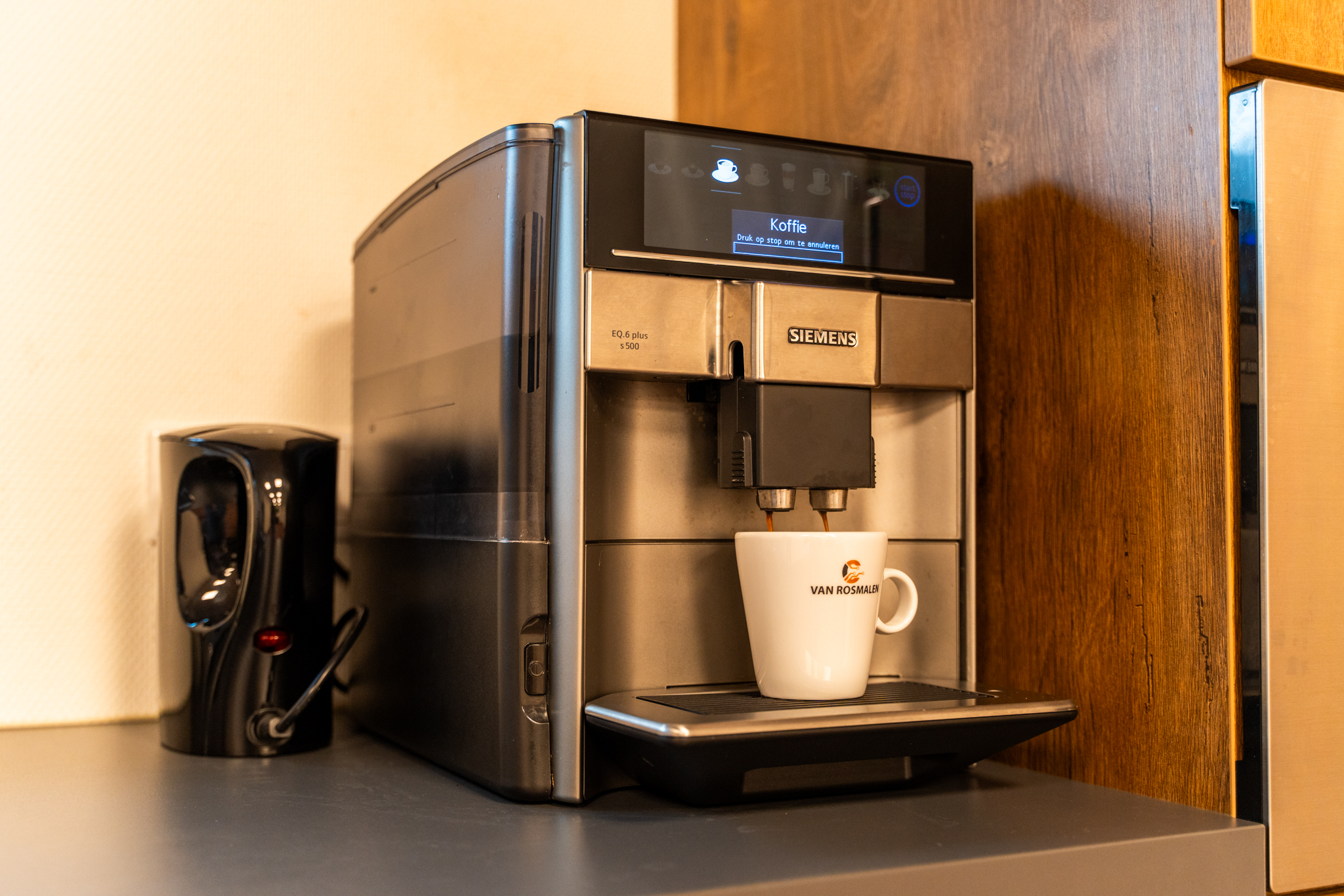 Kop koffie naast een laptop, klaar voor een overleg