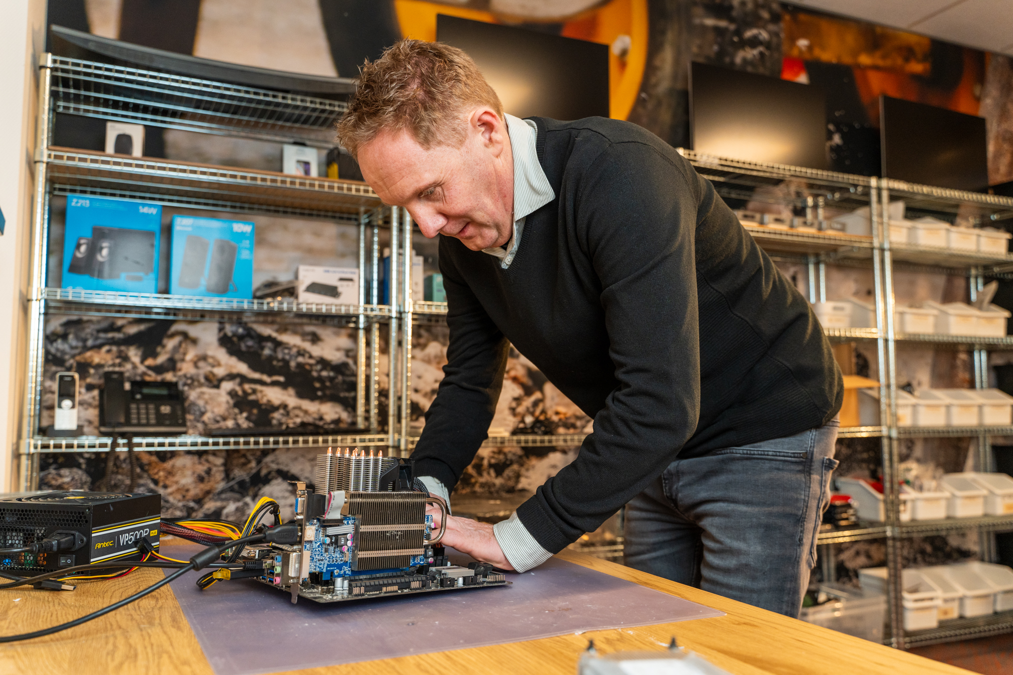Van Rosmalen technicus installeert netwerkapparatuur