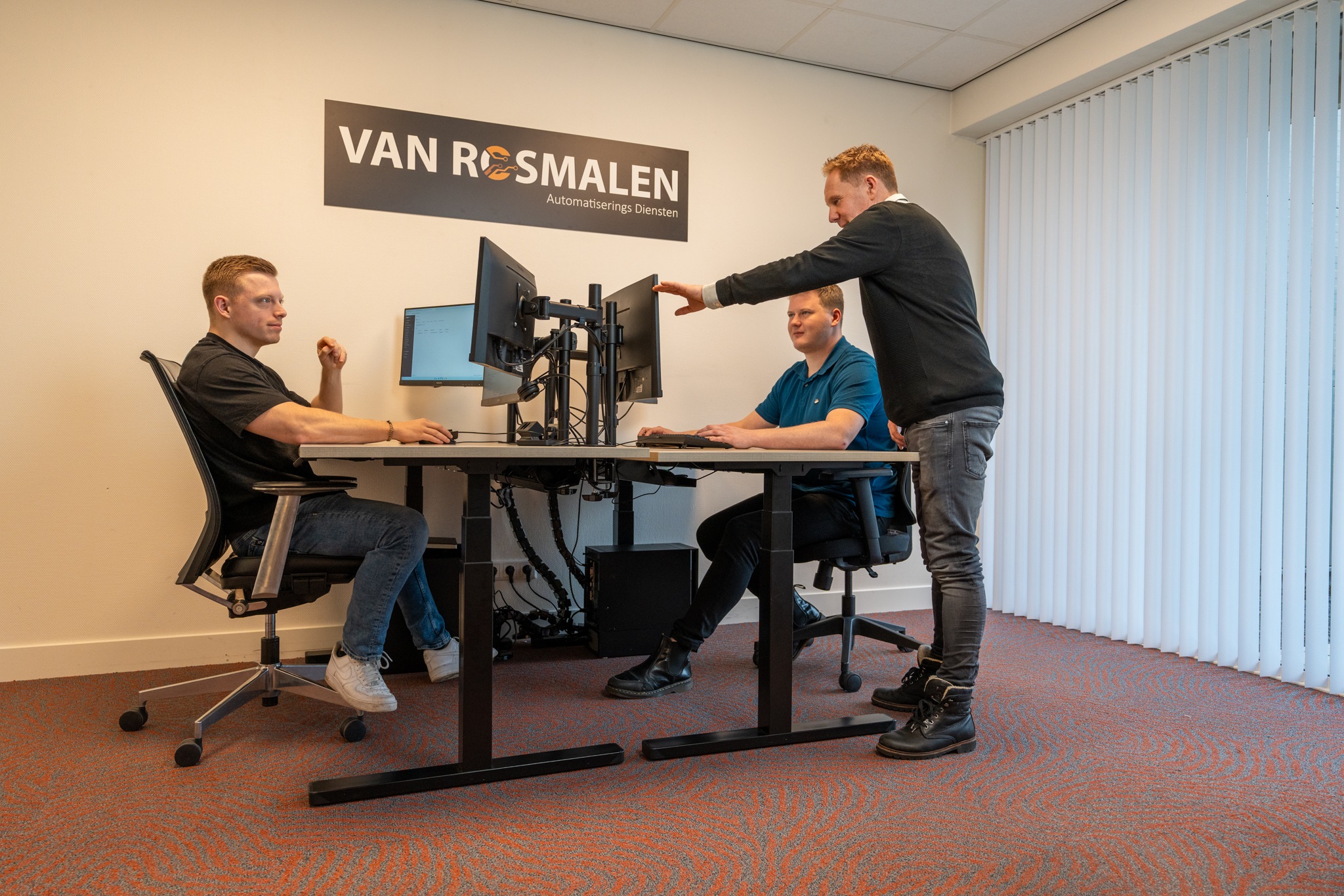 Van Rosmalen medewerkers overleggen over een WiFi-netwerk installatie