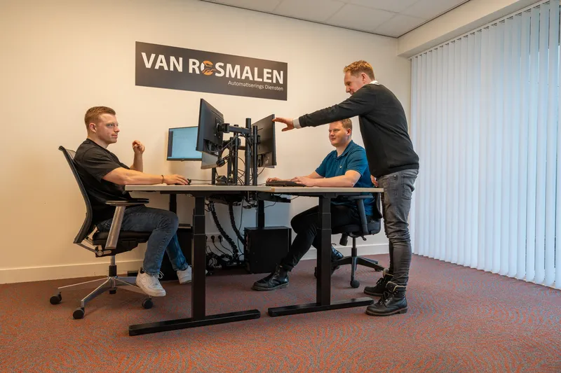 Van Rosmalen medewerkers overleggen over een WiFi-netwerk installatie