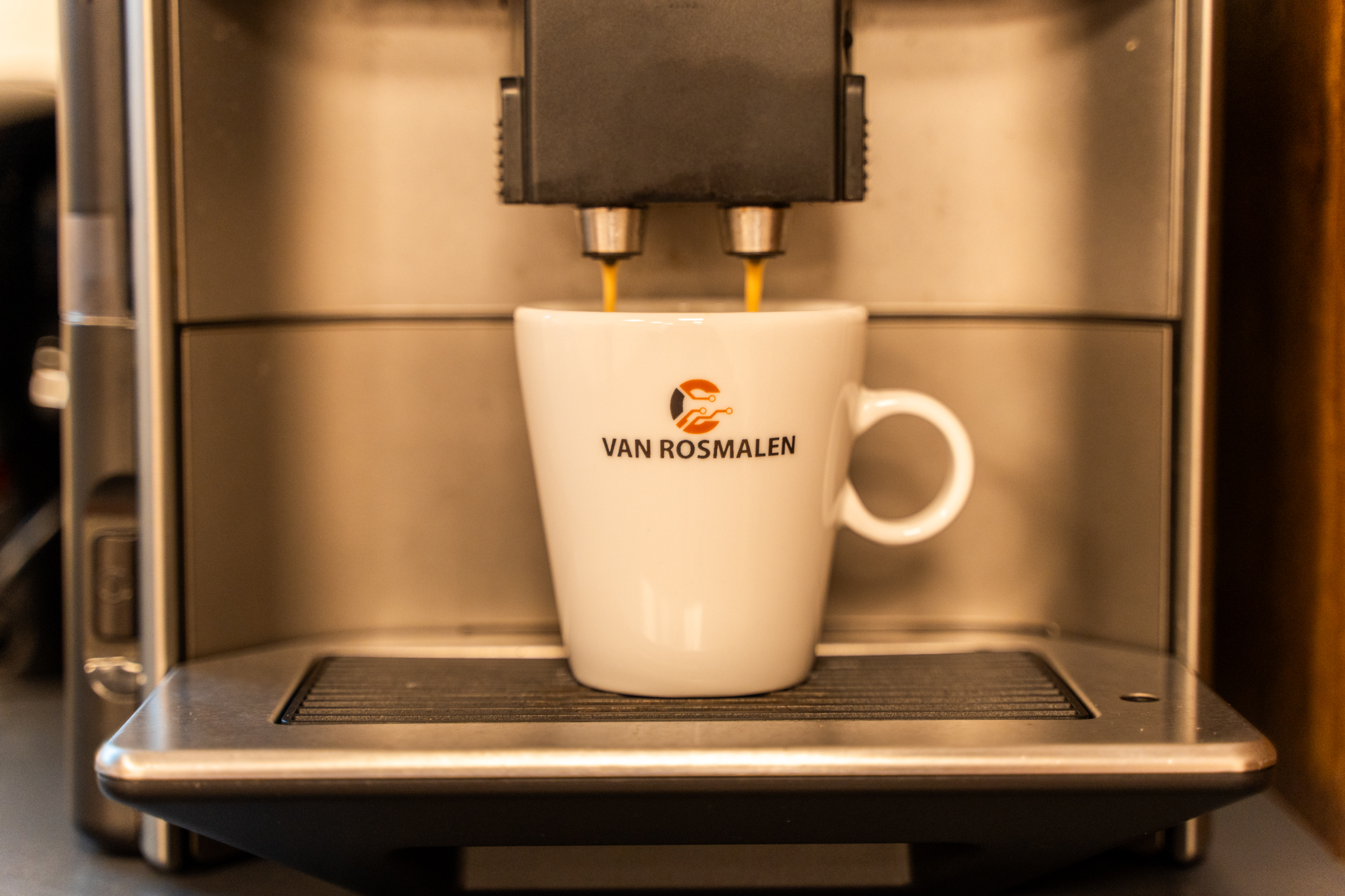 Van Rosmalen Automatisering — merkbeker op kantoor